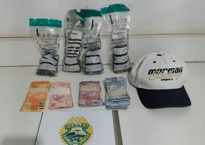 A&ccedil;&atilde;o da PM recuperou o dinheiro levado do com&eacute;rcio na Rua Doutor Jo&atilde;o Pessoa. Suspeito de 31 anos tentou esconder sacola com moedas em quintal pr&oacute;ximo.
