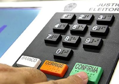 ​Candidato do PT recebeu 11.227 votos na cidade, correspondendo a 48,66% dos v&aacute;lidos; Fl&aacute;vio Bolsonaro venceu no munic&iacute;pio com 51,34%