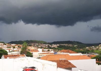 ​Instabilidade se despede hoje com 98% de chance de chuva; s&aacute;bado e domingo ter&atilde;o tempo firme e queda nas m&iacute;nimas