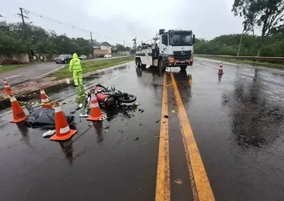 V&iacute;tima identificada como Amanda Duque n&atilde;o resistiu aos ferimentos. Piloto da moto ficou em estado grave e motorista do ve&iacute;culo foi preso ap&oacute;s fugir.