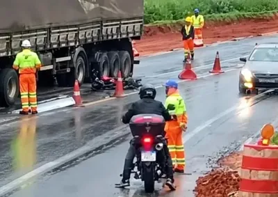 ​Acidente aconteceu na tarde de quarta-feira no km 15 da rodovia; motorista da carreta n&atilde;o se feriu