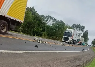 ​Acidente envolveu ve&iacute;culo de transporte avi&aacute;rio e van que caiu em barranco na curva do bairro Turma Nove