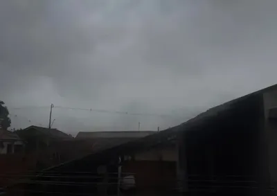 Avisos do Inmet preveem chuva de at&eacute; 100 mm e rajadas de vento de at&eacute; 100 km/h na regi&atilde;o nesta segunda. Riscos incluem granizo e alagamentos.