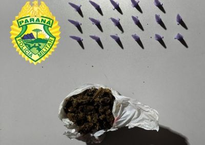 Suspeito perdeu o controle da dire&ccedil;&atilde;o durante acompanhamento t&aacute;tico e fugiu a p&eacute; para um matagal. Entorpecentes foram entregues &agrave; Pol&iacute;cia Civil.