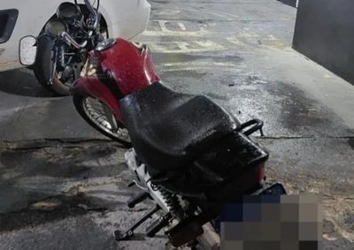 ​Ve&iacute;culo foi localizado na Rua Afonso Streitenberger ap&oacute;s v&iacute;timas identificarem o suspeito do crime