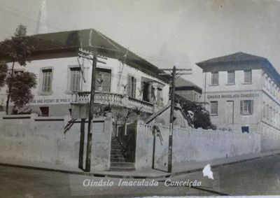 Estrutura no alto da Rua Paran&aacute; abrigou institui&ccedil;&atilde;o at&eacute; o fim da d&eacute;cada de 1950. Registro dos anos 1940 destaca a entrada social da unidade.