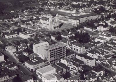 ​Imagem hist&oacute;rica de 60 anos atr&aacute;s resgata pr&eacute;dios antigos, mudan&ccedil;as na arquitetura e transforma&ccedil;&otilde;es no cora&ccedil;&atilde;o do munic&iacute;pio