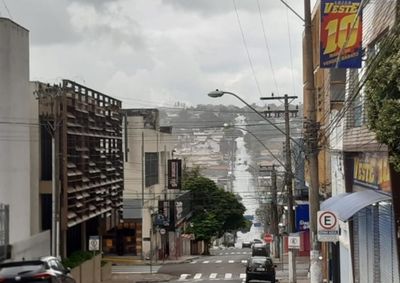 Sexta-feira registra m&aacute;xima de 25&deg;C sem previs&atilde;o de chuva. S&aacute;bado e domingo somam 98% de chance de precipita&ccedil;&atilde;o e rajadas de at&eacute; 40 km/h.