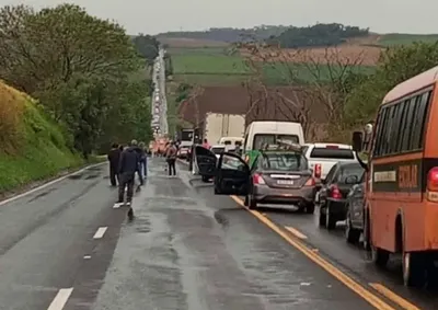 ​Acidente envolveu caminh&atilde;o, carro e van nas proximidades do antigo desvio do ped&aacute;gio e parou o tr&aacute;fego nos dois sentidos