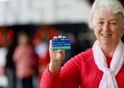 Beneficio &eacute; v&aacute;lido para passagens intermunicipais; pessoas com 65 anos ou mais que recebem at&eacute; dois sal&aacute;rios-m&iacute;nimos podem emitir o passe.