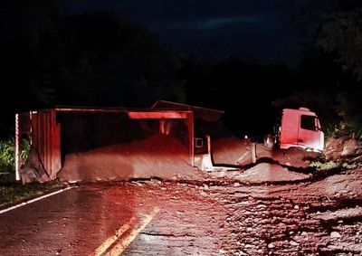 A carga de esterco transportada se espalhou no local e um carro bateu em um dos semirreboques que estava na via.