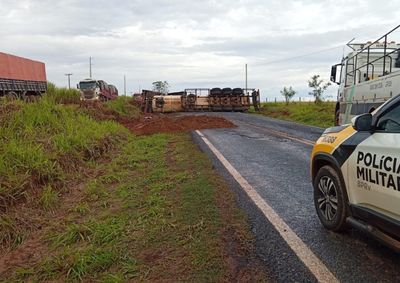 Acidente aconteceu na tarde desta ter&ccedil;a-feira (23) e a rodovia ainda n&atilde;o foi liberada, segundo a PRE.