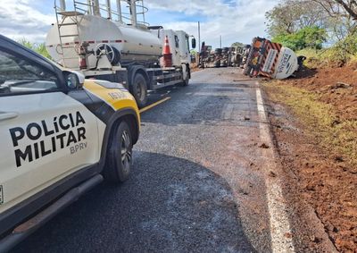 O ve&iacute;culo transportava &oacute;leo diesel, que derramou no local ap&oacute;s o acidente.
