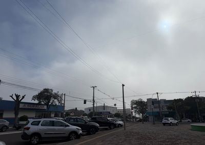 Conforme o Simepar, a m&aacute;xima n&atilde;o deve passar dos 20&deg;C. Esfria &agrave; noite e pode chover tanto neste s&aacute;bado como no domingo.