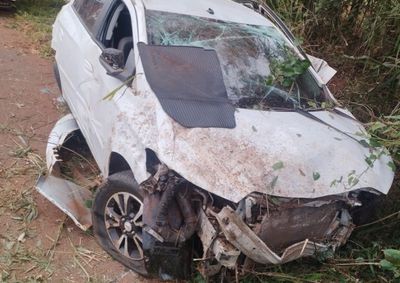 Ap&oacute;s a batida, o autom&oacute;vel capotou. As v&iacute;timas, uma mulher e um homem, foram encaminhadas ao hospital.