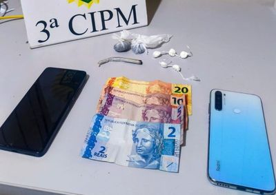 Suspeitos foram flagrados com os entorpecentes nesta quarta-feira (17).