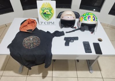 Segundo a PM, os suspeitos renderam o frentista com uma arma falsa, levaram o celular da v&iacute;tima e aproximadamente R$ 380 em dinheiro.