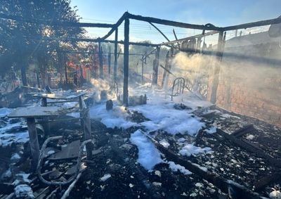 Os moradores, m&atilde;e e filho, sofreram ferimentos leves ap&oacute;s o im&oacute;vel ser consumido pelo fogo na tarde deste domingo (31).