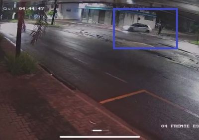 Crime aconteceu em Paranava&iacute;. Uma c&acirc;mera de seguran&ccedil;a flagrou o momento em que ele atira contra a v&iacute;tima na madrugada desta quinta (11).