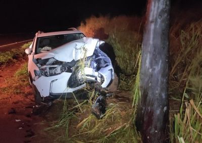 Acidente foi na madrugada deste domingo (14).