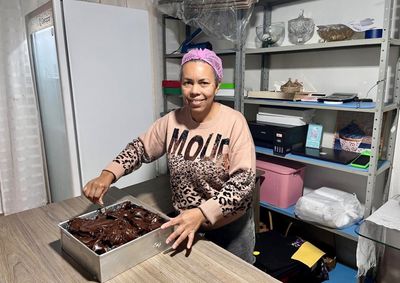 Conhe&ccedil;a a hist&oacute;ria da mulher que come&ccedil;ou um neg&oacute;cio em casa do zero e hoje sonha em abrir uma doceria.