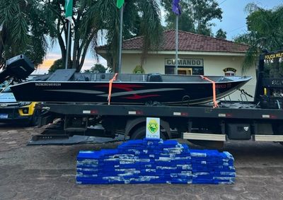 A droga estava escondida em fundos falsos de um barco vindo do Paraguai.