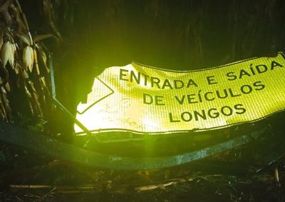 Ve&iacute;culo estava dentro da ro&ccedil;a de milho quando a brigada comunit&aacute;ria da cidade chegou ao local.