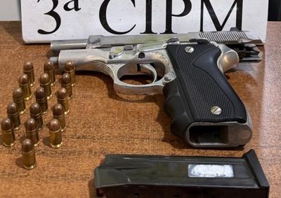 Ele foi preso em flagrante pela Pol&iacute;cia Militar (PM) por posse irregular de arma de fogo.