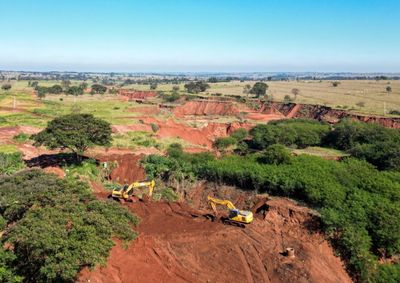 A execu&ccedil;&atilde;o est&aacute; na fase final, com foco na conclus&atilde;o do canal de drenagem principal e na liga&ccedil;&atilde;o ao sistema de &aacute;guas pluviais, segundo a Itaipu.