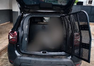 O suspeito tentou fugir da abordagem, mas foi detido e levado &agrave; cadeia.