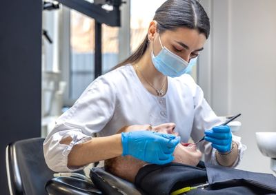 Entre as oportunidades dispon&iacute;veis nos classificados de emprego do Portal da Cidade, h&aacute; vagas para profissionais da &aacute;rea de odontologia.