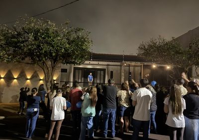 Sacerdote foi recebido por cerca de 200 pessoas ap&oacute;s passar cinco dias no hospital durante uma viagem ao Peru.