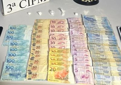 Coca&iacute;na, dinheiro e celulares foram apreendidos durante a fiscaliza&ccedil;&atilde;o.