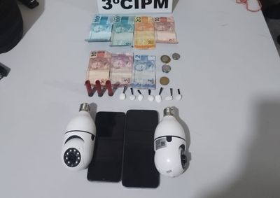 Mais de R$ 250, c&acirc;meras de seguran&ccedil;a e celulares tamb&eacute;m foram apreendidos.