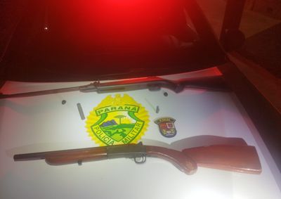 Suspeito foi levado &agrave; delegacia por posse irregular de arma de fogo.
