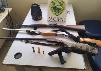 Tr&ecirc;s espingardas, uma pistola de mentira e muni&ccedil;&otilde;es foram apreendidos.