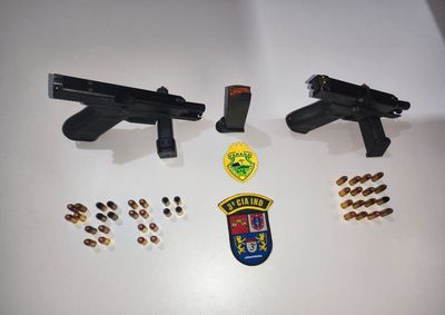 Pistolas e muni&ccedil;&otilde;es foram apreendidas neste domingo (23).