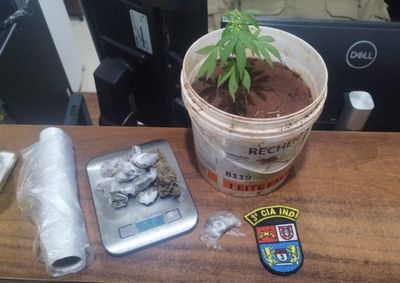 A PM flagrou o suspeito com maconha e contra ele j&aacute; havia um mandado de pris&atilde;o pelo mesmo crime.