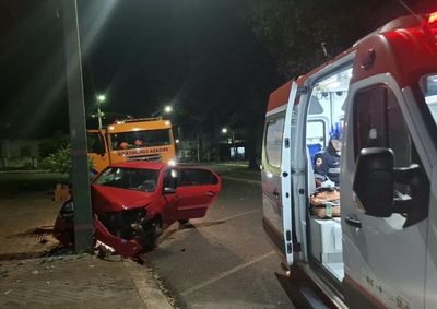 Acidente foi na Avenida Brasil na madrugada de s&aacute;bado (22).