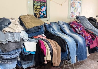 Iniciativa arrecada recursos para atividades da Par&oacute;quia Nossa Senhora Aparecida e disponibiliza pe&ccedil;as de roupas com pre&ccedil;os acess&iacute;veis &agrave; comunidade.