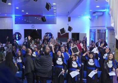 Pouco mais de 20 estudantes dos cursos de gest&atilde;o de turismo e de produ&ccedil;&atilde;o industrial colaram grau na sexta-feira (21).