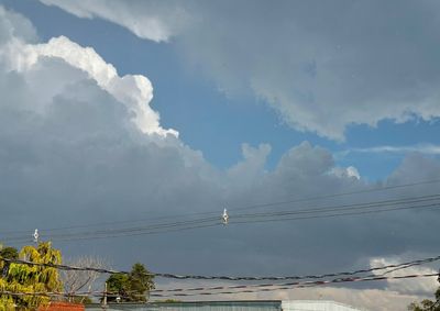 Apesar da instabilidade, as temperaturas v&atilde;o variar entre 20&deg;C e 30&deg;C.