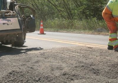 Obras de reparo no asfalto s&atilde;o realizadas entre os quil&ocirc;metros 17 e 19 nesta quinta-feira (13).