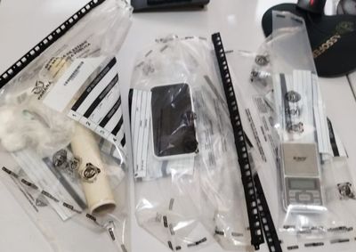 Uma balan&ccedil;a de precis&atilde;o e materiais usados para fracionar a droga tamb&eacute;m foram apreendidos.