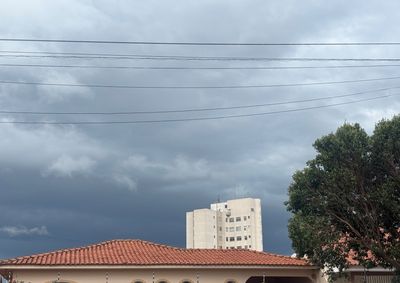 Em apenas 12 dias, j&aacute; choveu mais do que a m&eacute;dia prevista para o 9&ordm; m&ecirc;s do ano. O Simepar ainda indica 40 mil&iacute;metros de chuva at&eacute; domingo (13).