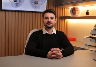 Especialista em catarata e cirurgia refrativa, o oftalmologista conta no quadro Hist&oacute;rias Loandenses como &eacute; voltar &agrave;s origens ap&oacute;s mais de 15 anos.