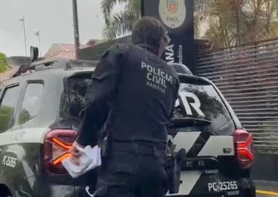 Um deles estava foragido por roubo e o outro vai responder por tr&aacute;fico de drogas.