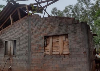 Moradores precisam de ajuda ap&oacute;s resid&ecirc;ncia ser destelhada e os m&oacute;veis danificados.