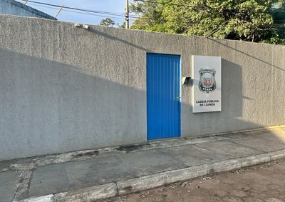 Ele foi at&eacute; a casa da m&atilde;e, de 64 anos, mesmo com ordem judicial de afastamento.