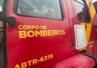 A v&iacute;tima foi resgatada pelos bombeiros e sofreu uma fratura exposta no tornozelo.